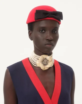 Halskette „Fleur Lumineuse” aus Metall, Emaille, Perlen und Stoff