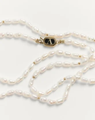 Ovale Halskette aus Metall, Perlen und Emaille Ovale Halskette aus Metall, Perlen und Emaille