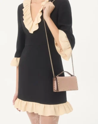 Rockstud Geldbörse aus laminiertem genarbtem Kalbsleder mit Kette