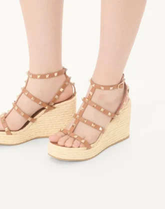 Rockstud Keilsandaletten mit Riemchen aus Kalbsleder 95 mm
