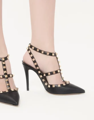 Rockstud Pumps aus genarbtem Leder mit Fesselriemchen, 100 mm