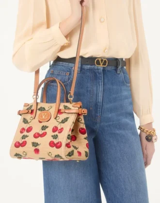 Valentino Garavani Antibes Kleine Einkaufstasche aus Jacquard-Raffia mit Cherryfic-Muster