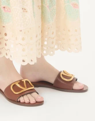 Vlogo Signature Slide Sandal aus genarbtem Rindsleder mit Accessoire