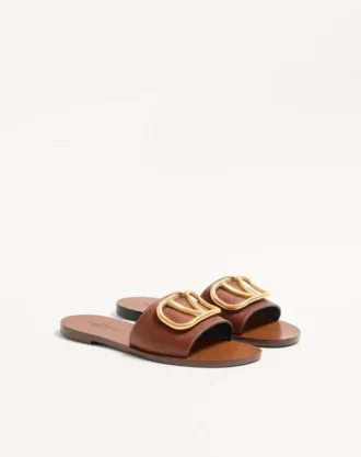 Vlogo Signature Slide Sandal aus genarbtem Rindsleder mit Accessoire